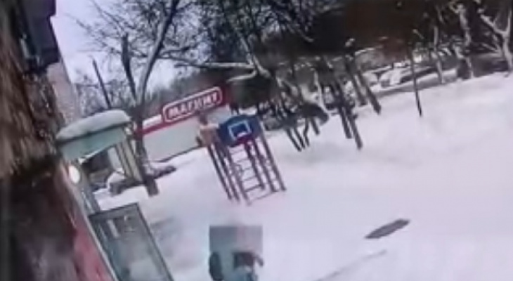 Появилось видео падения глыбы на подростка в центре Кирова