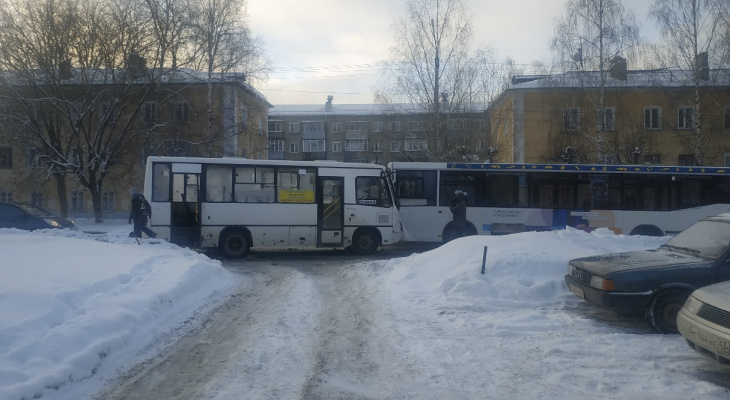 Что обсуждают в Кирове: проверка медбрата на полиграфе и лобовое столкновение автобусов