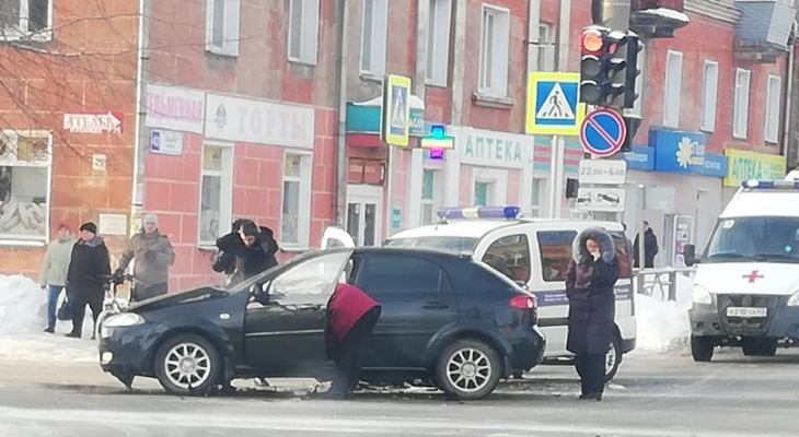 В Кирове на улице Щорса иномарка не пропустила машину полиции