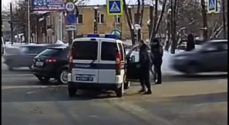 Появилось видео ДТП, где девушка на иномарке таранит машину полиции на улице Щорса