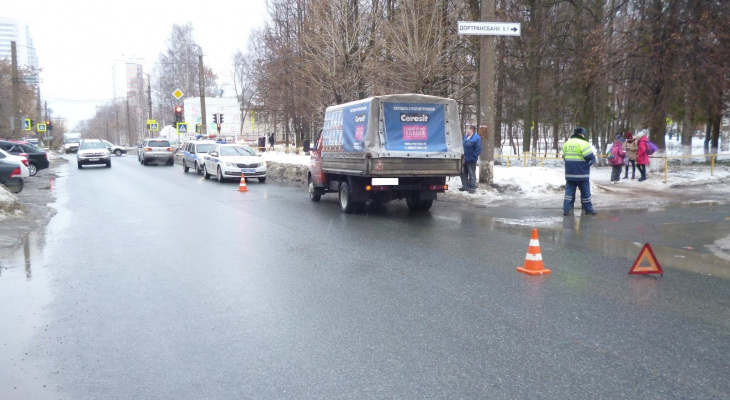 В Кирове ГАЗ сбил бабушку и внучку: пешеходы решили перебежать в неположенном месте