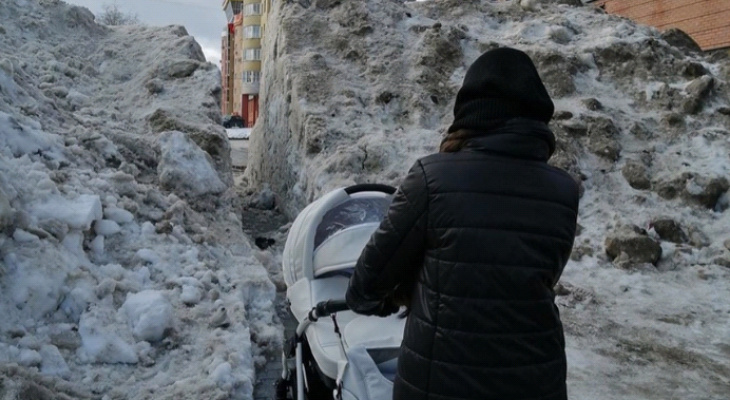 Фото дня: кировчане вынуждены пробираться по снежному тоннелю
