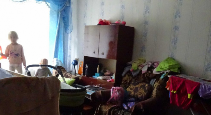 Известны подробности про мать, которая заперла двух малышей в доме в Куменском районе