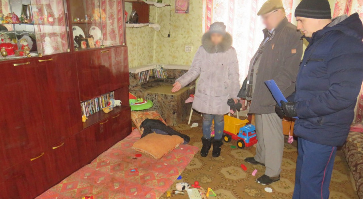 «В комнате было +10»: соседи о матери, бросившей детей в доме без тепла и еды