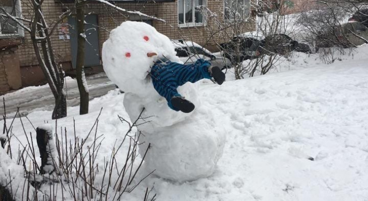 Снеговики едят детей: 6 жутковатых снежных скульптур на улицах Кирова