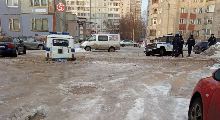 Фоторепортаж: кировские дворы против машин экстренных и коммунальных служб