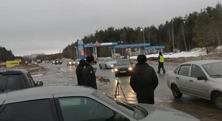 В Чепецком районе у двух водителей отобрали машины прямо на трассе