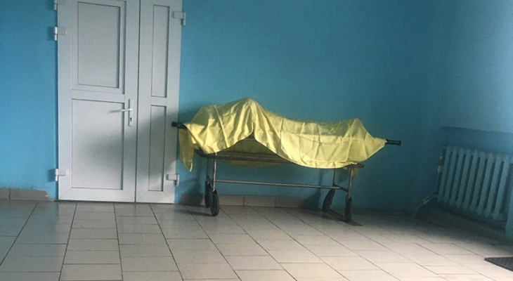 Оставили прямо у входа на полдня: тело усопшего в поликлинике в Вахрушах шокировало посетителей