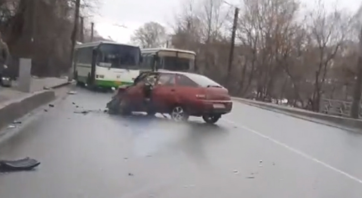 Массовая авария в Кирове парализовала движение на двух улицах