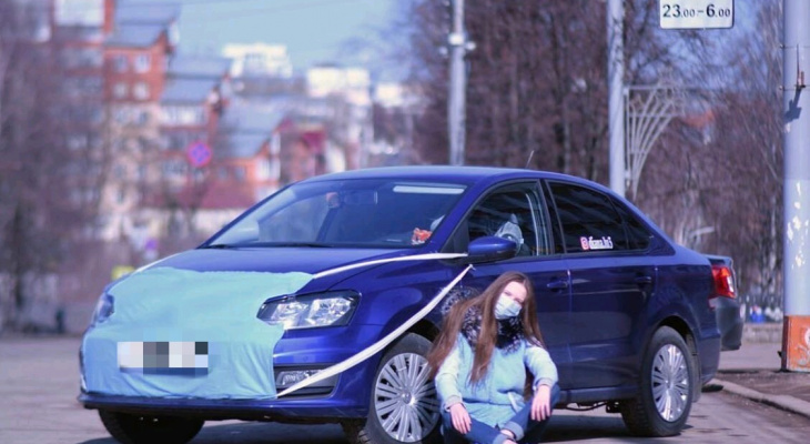 Фото дня: на улицах Кирова заметили автомобиль в "медицинской маске"