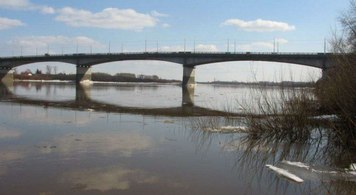 В Кирове из реки в районе Старого моста спасатели достали мужчину