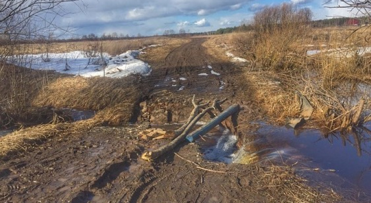 В Кирове размыло единственную дорогу к деревне
