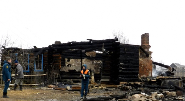 В Кировской области сгорел дом у многодетной учительницы: в огне ожоги получил ребенок