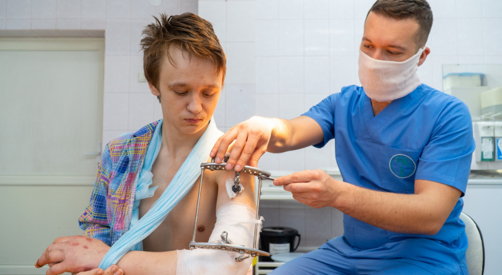 «Стоял в наушниках у станка»: кировские врачи пришили руку 21-летнему парню