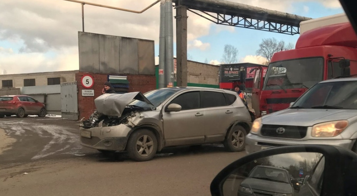 В Кирове водитель грузовика спровоцировал массовую аварию с участием автобуса