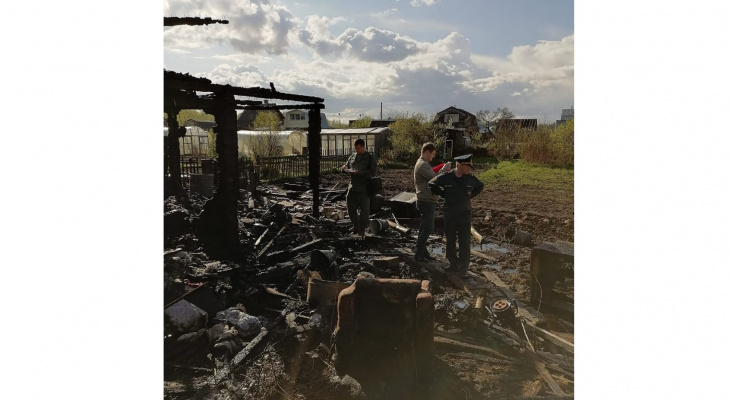 В Кирове в садовом доме сгорела семья с ребенком: известна предварительная причина пожара