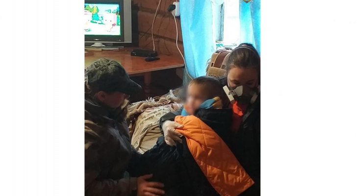 Найденного в лесу 4-летнего мальчика доставят на вертолете в больницу в Кирове
