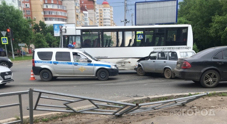85-летний водитель ВАЗа спровоцировал массовое ДТП в центре Кирова