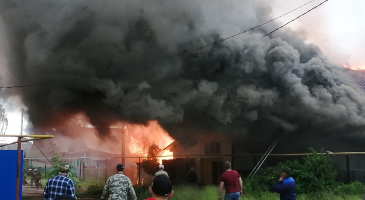 Видео: в Вятскополянском районе сгорели несколько жилых домов