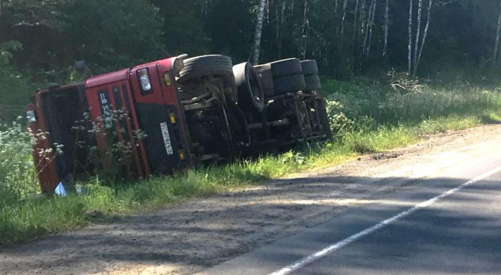 На трассе Пермь - Екатеринбург перевернулся грузовик с кислотой: пострадал 60-летний житель Кирова