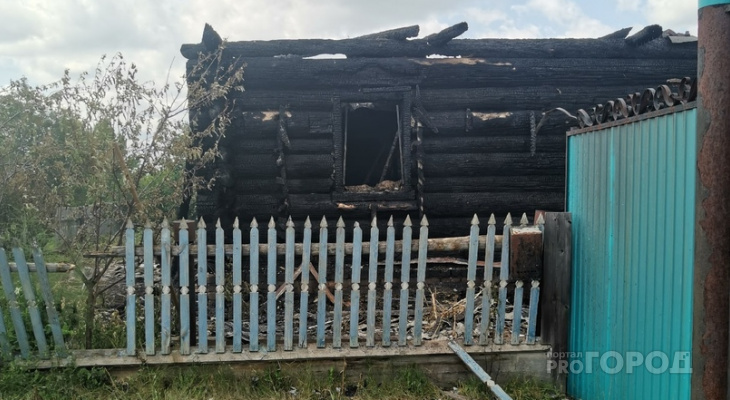 В Кировской области во время урагана из-за грозового разряда сгорел дом