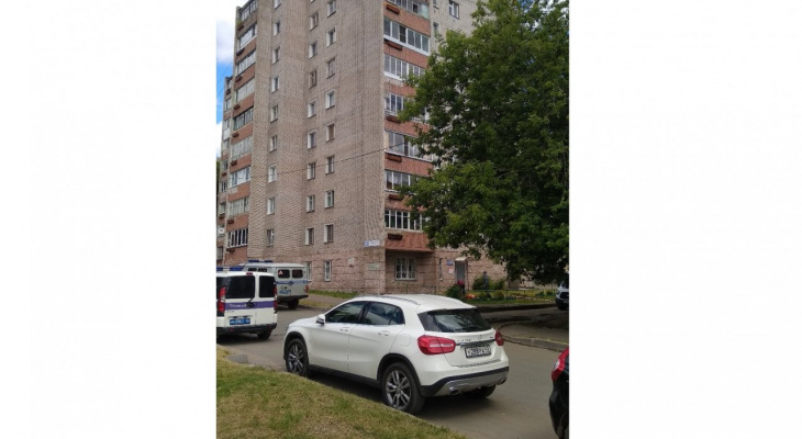 В Кирове из окна высотки выпала 9-летняя девочка