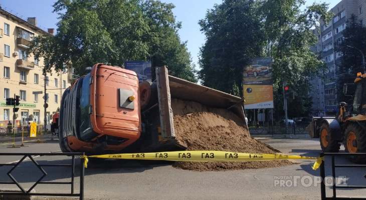 Грузовой автомобиль проваливается в песок