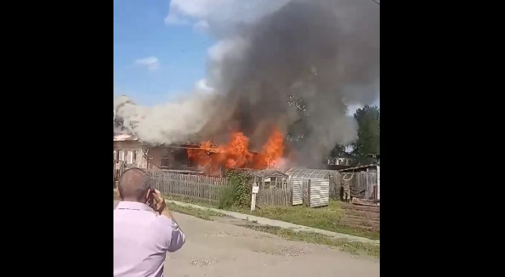 «Дом сгорел до приезда пожарных»: очевидцы о происшествии в Зуевке