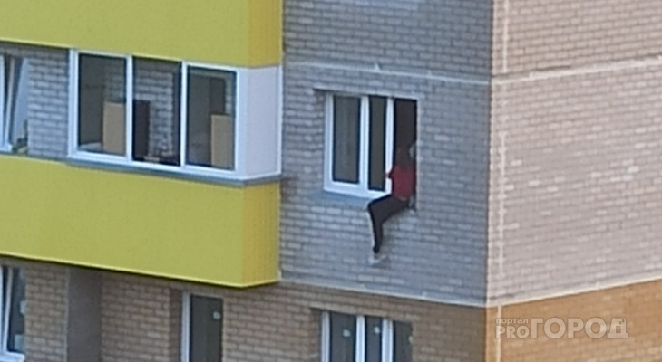В Кирове 19-летняя мать пыталась выпрыгнуть с 8 этажа после смерти дочери