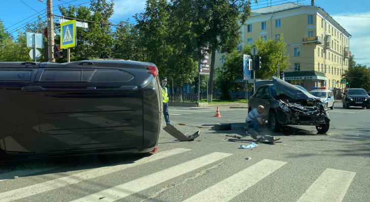 Авария на перекрестке улиц Молодая Гвардия и Октябрьский проспект: помяты 2 автомобиля