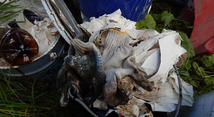 Обнаружены опасные отходы рядом с рекой Вяткой: лакокрасочные материалы нашел житель Омутнинского района