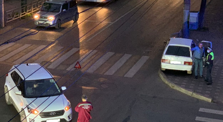 Водитель четырнадцатой влетел в толпу пешеходов в квартале от администрации Кирова: ограждение "всмятку"