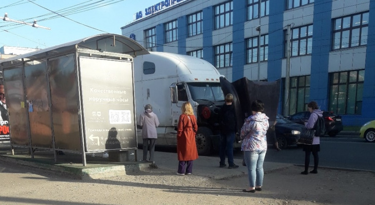 Мелкие ДТП и фура на «аварийке»: в утренний час пик в Кирове в пробках встали сразу несколько улиц