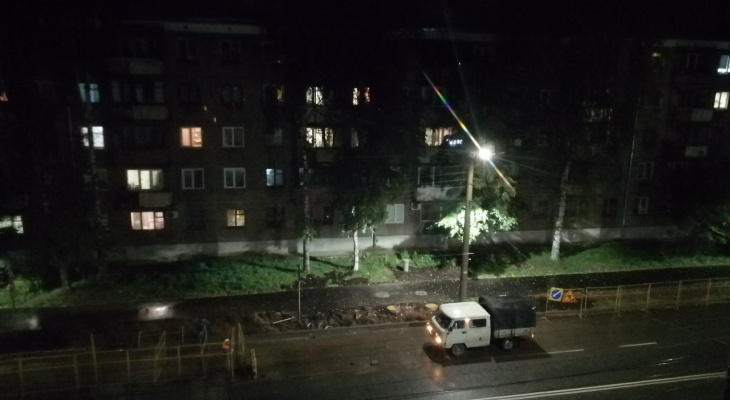 В Кирове несколько машин снесли ограждения коммунальной раскопки