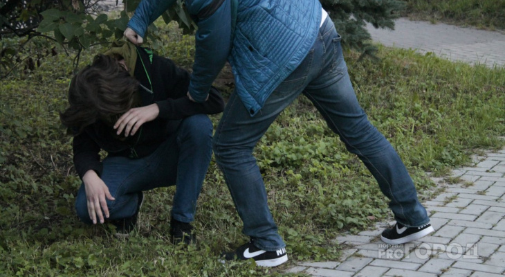 В Кирове на улице Московской два парня избивали прохожих