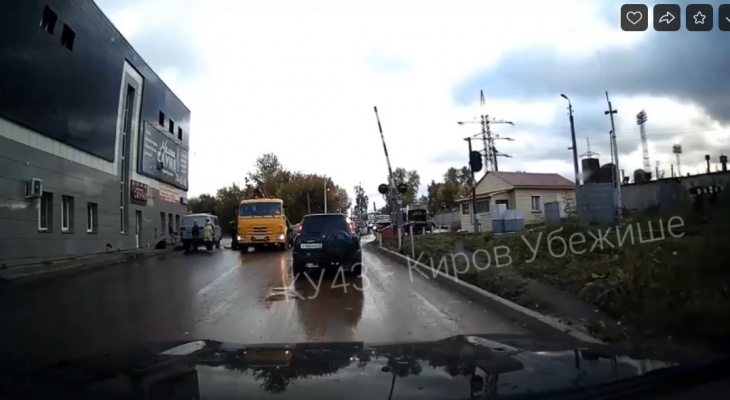 Появилось видео с места ДТП в Кирове, где 19-летний парень погиб под колесами КамАЗа