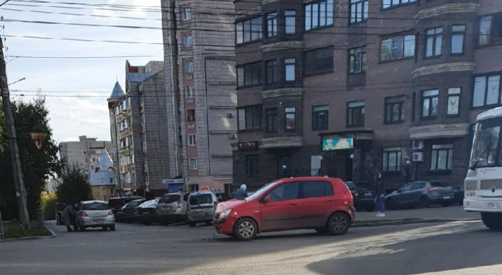 На перекрестке в центре Кирова машина врезалась в железный штырь
