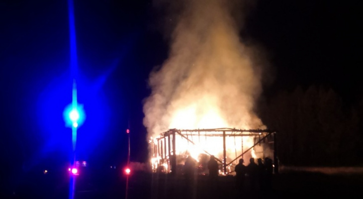 Крупный пожар в пригороде Кирова: сгорели 250 рулонов сена