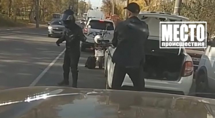В Кирове во время конфликта на дороге один из водителей начал угрожать "автоматом"