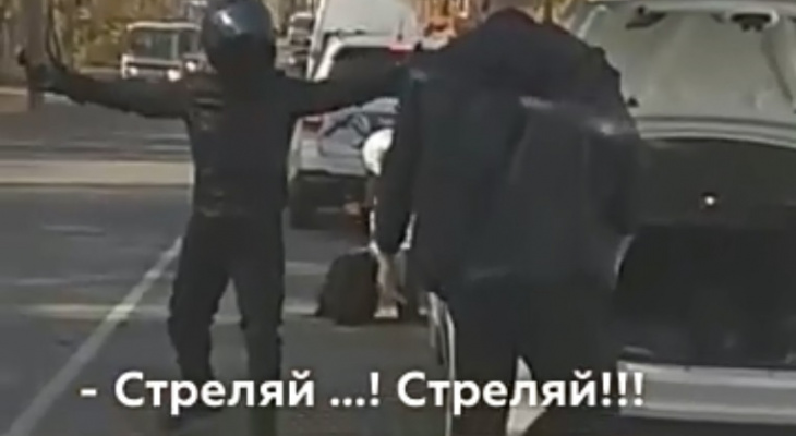 Сотрудники полиции Кирова нашли водителя, угрожавшего байкеру автоматом Калашникова