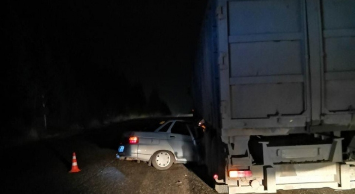 В Омутнинске ВАЗ столкнулся с грузовиком: 5 человек получили травмы