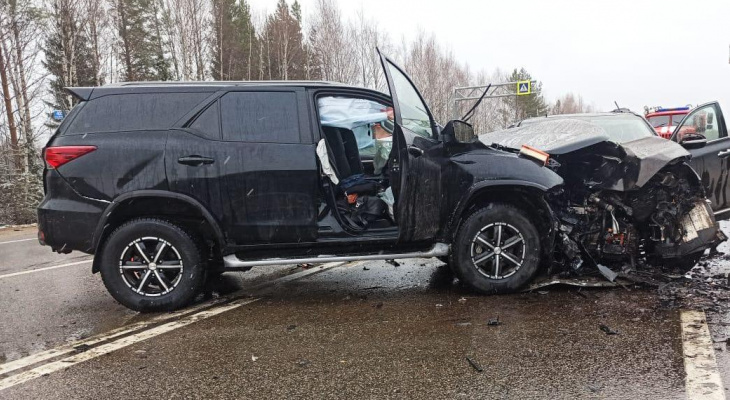 Утром на трассе в Кировской области при столкновении двух иномарок погибли 2 человека