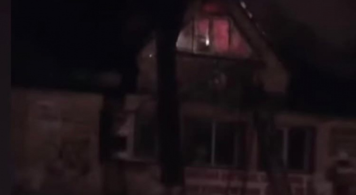 «Хотели снести — и вуаля»: ночью в центре Кирова загорелось кафе