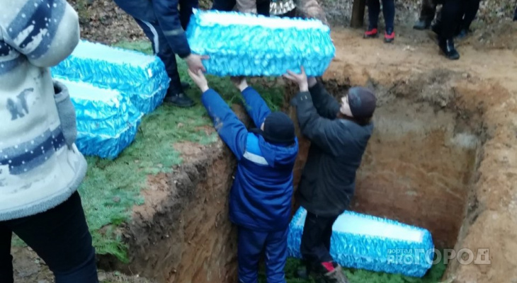 4 мальчиков, погибших в пожаре в деревне Ложкари, похоронили в одной могиле