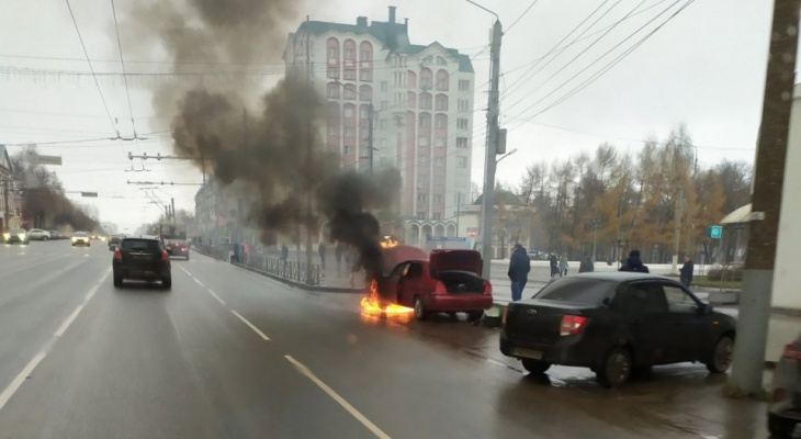 Утром на центральной улице Кирова загорелся автомобиль