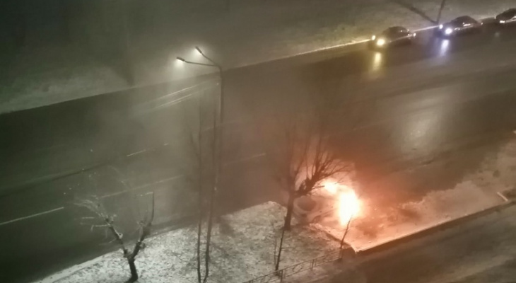 Ночью в Кирове на улице Ленина вспыхнула легковушка