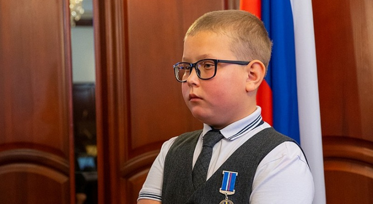 В Кирове наградили 11-летнего мальчика, спасшего из пожара маленькую сестру