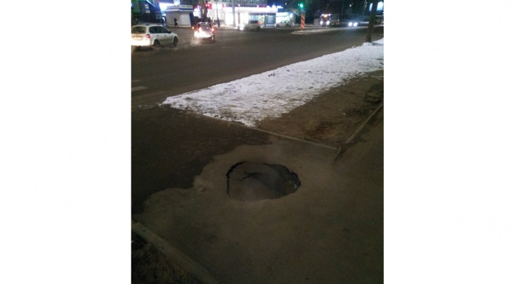Фото дня: в Кирове после ремонта на теплотрассе провалился асфальт