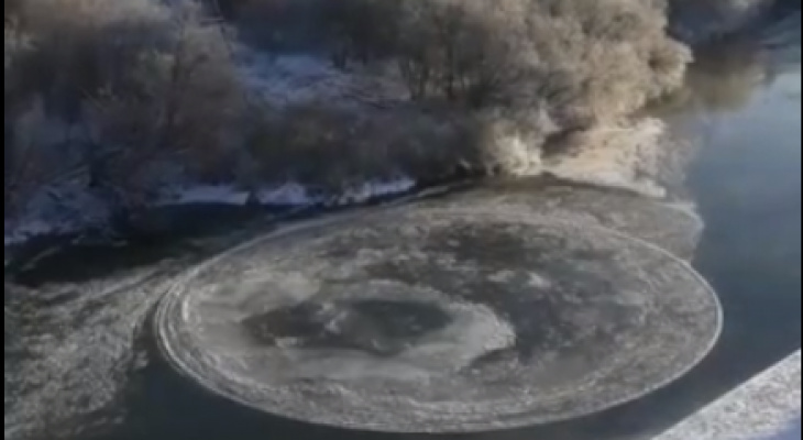 "Вращающийся ледяной диск": в Кировской области жители записали видео уникального природного явления