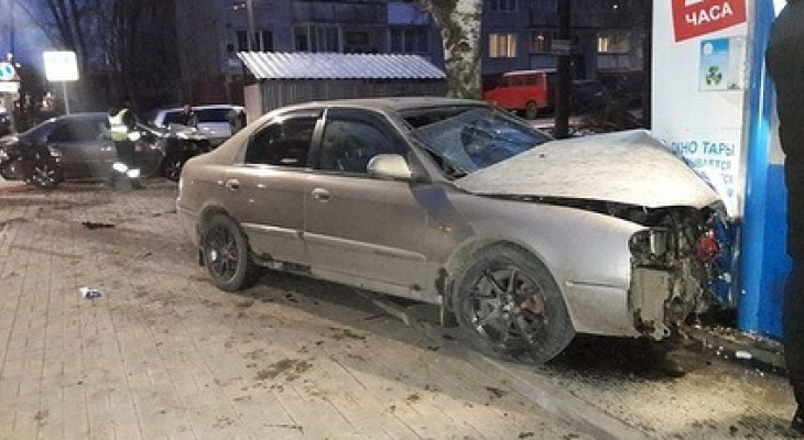 От удара иномарка влетела в киоск с водой: в центре Кирова произошло ДТП с пострадавшими